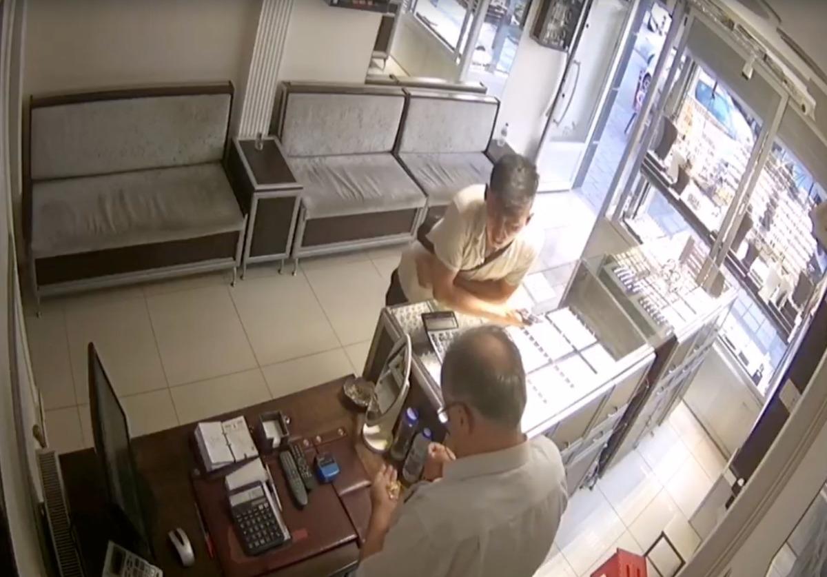 &Ccedil;aldığı altınların parası ile sosyal medyadan paylaşım yapan hırsızı takip&ccedil;isi yakalattı