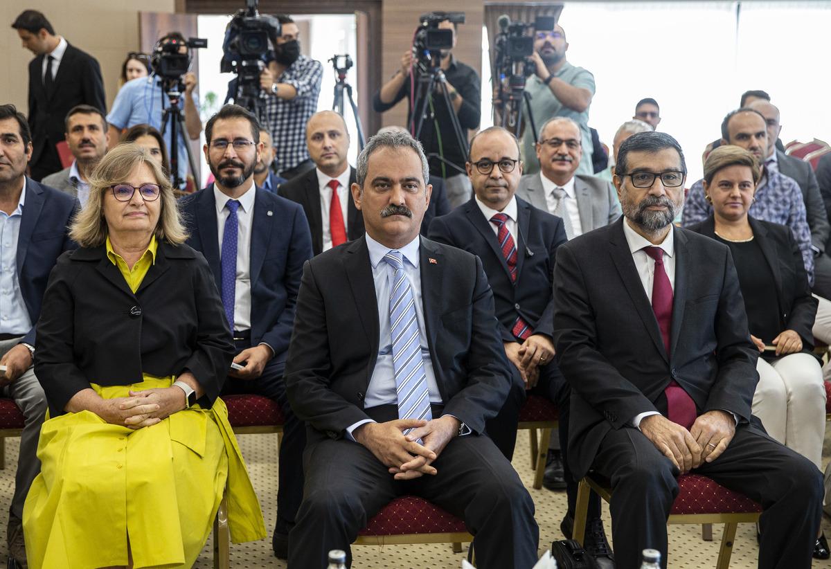 Bakan &Ouml;zer, eğitim fak&uuml;ltelerinin dekanları ile buluştu: