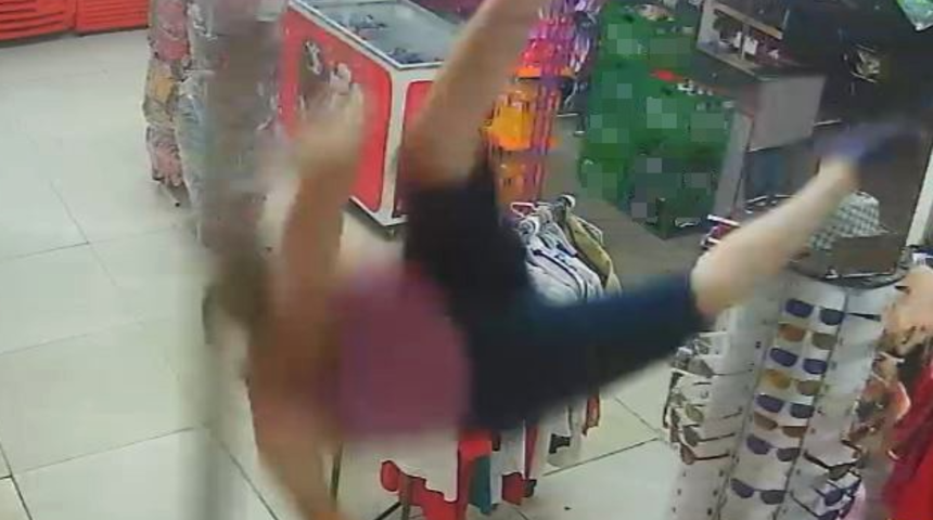 Antalya'da akılalmaz olay! Balkondan marketin içine düştü