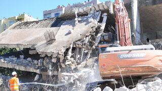 Maltepe'de 3 metruk bina iş makineleriyle yıkıldı