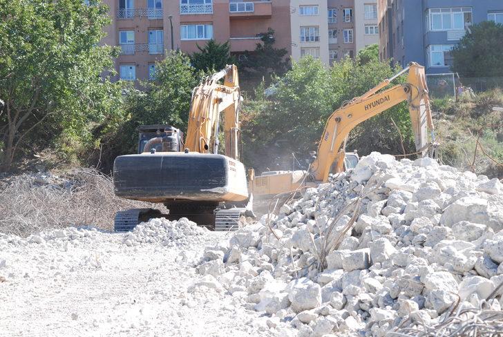 Maltepe'de 3 metruk bina iş makineleriyle yıkıldı G2