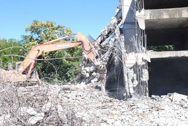Maltepe'de 3 metruk bina iş makineleriyle yıkıldı G3