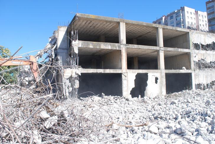 Maltepe'de 3 metruk bina iş makineleriyle yıkıldı G4