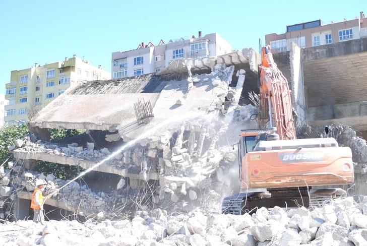 Maltepe'de 3 metruk bina iş makineleriyle yıkıldı G5