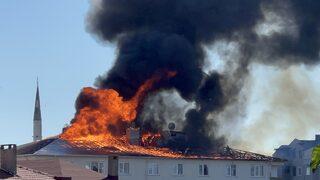 Kocaeli'de bir apartmanın çatısında çıkan yangın hasara yol açtı