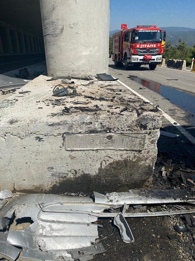 Muğla'da beton bariyerlere çarpan minibüsteki 2 kişi öldü, 2 kişi yaralandı