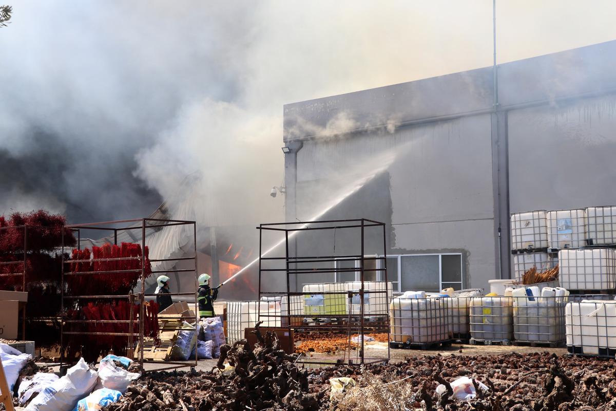 G&Uuml;NCELLEME - Manisa'da orman &uuml;r&uuml;nleri fabrikasında &ccedil;ıkan yangın kontrol altına alındı