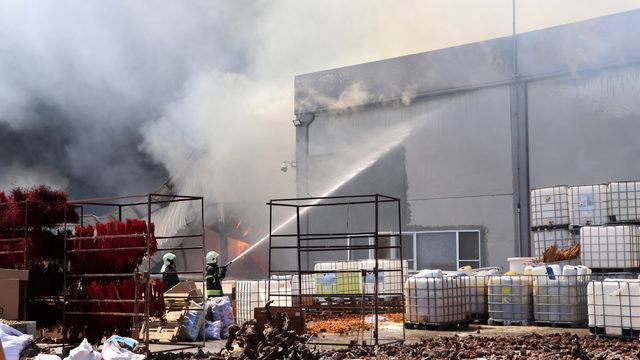 GÜNCELLEME - Manisa'da orman ürünleri fabrikasında çıkan yangın kontrol altına alındı