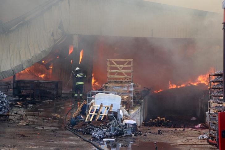 GÜNCELLEME - Manisa'da orman ürünleri fabrikasında çıkan yangın kontrol altına alındı G2