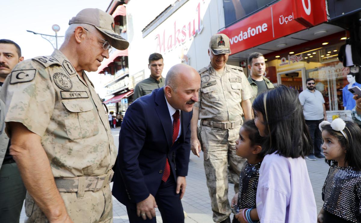 Jandarma Genel Komutanı Orgeneral &Ccedil;etin Ağrı'da esnaf ile şehit ve gazi yakınlarıyla buluştu