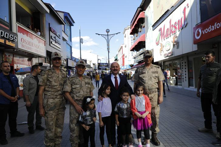 Jandarma Genel Komutanı Orgeneral Çetin Ağrı'da esnaf ile şehit ve gazi yakınlarıyla buluştu G2