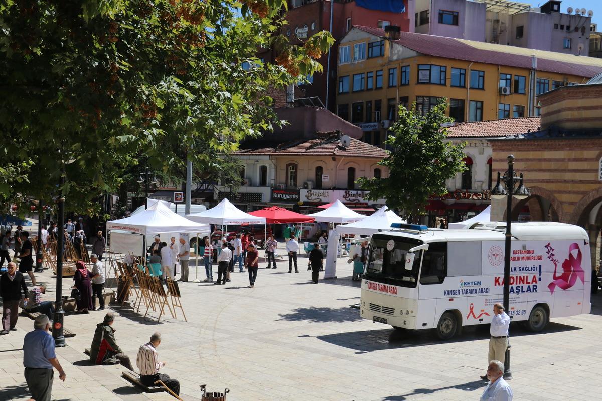 Kastamonu'da vatandaşlara sağlık hizmeti "Halk Sağlığı Sokağı"nda veriliyor