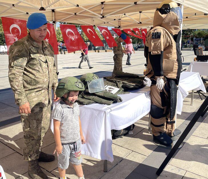 Sakarya'da Büyük Taarruz'un 100. yılı dolayısıyla askeri silah ve teçhizatlar sergisi açıldı G3