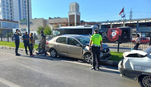 Manisa'da 3 otomobilin karıştığı kazada 4 kişi yaralandı