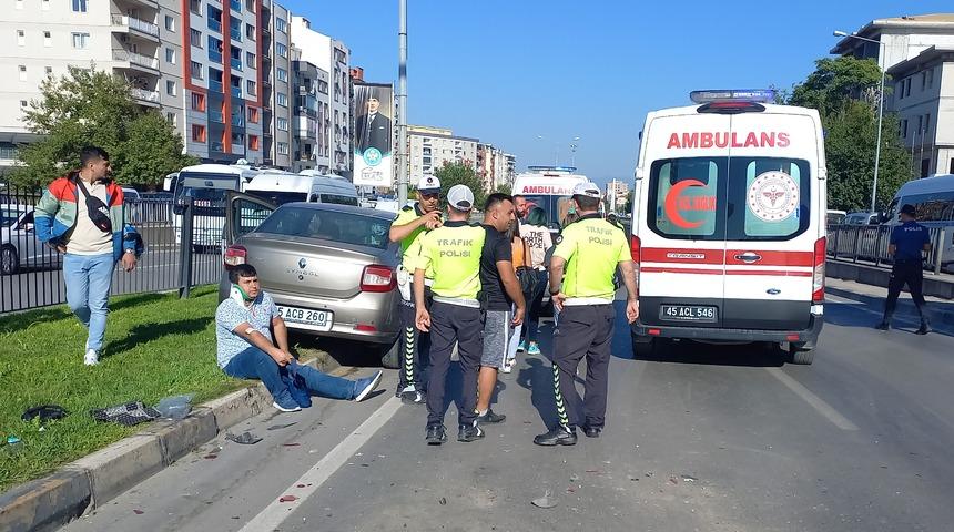 Manisa'da 3 otomobilin karıştığı kazada 4 kişi yaralandı