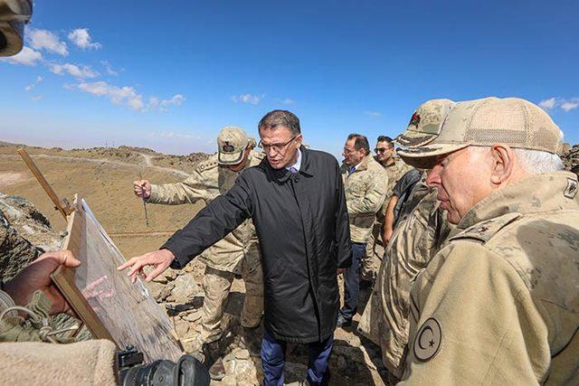 Van Valisi Balcı terörden temizlenen Tendürek Dağı'nda askerleri ziyaret etti