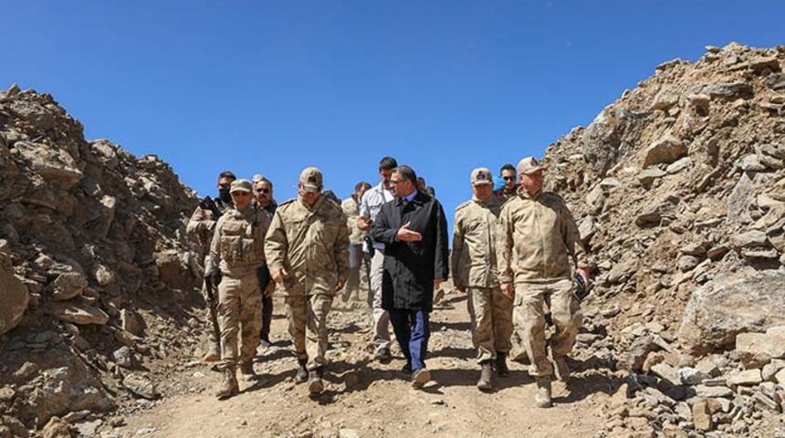 Van Valisi Balcı terörden temizlenen Tendürek Dağı'nda askerleri ziyaret etti
