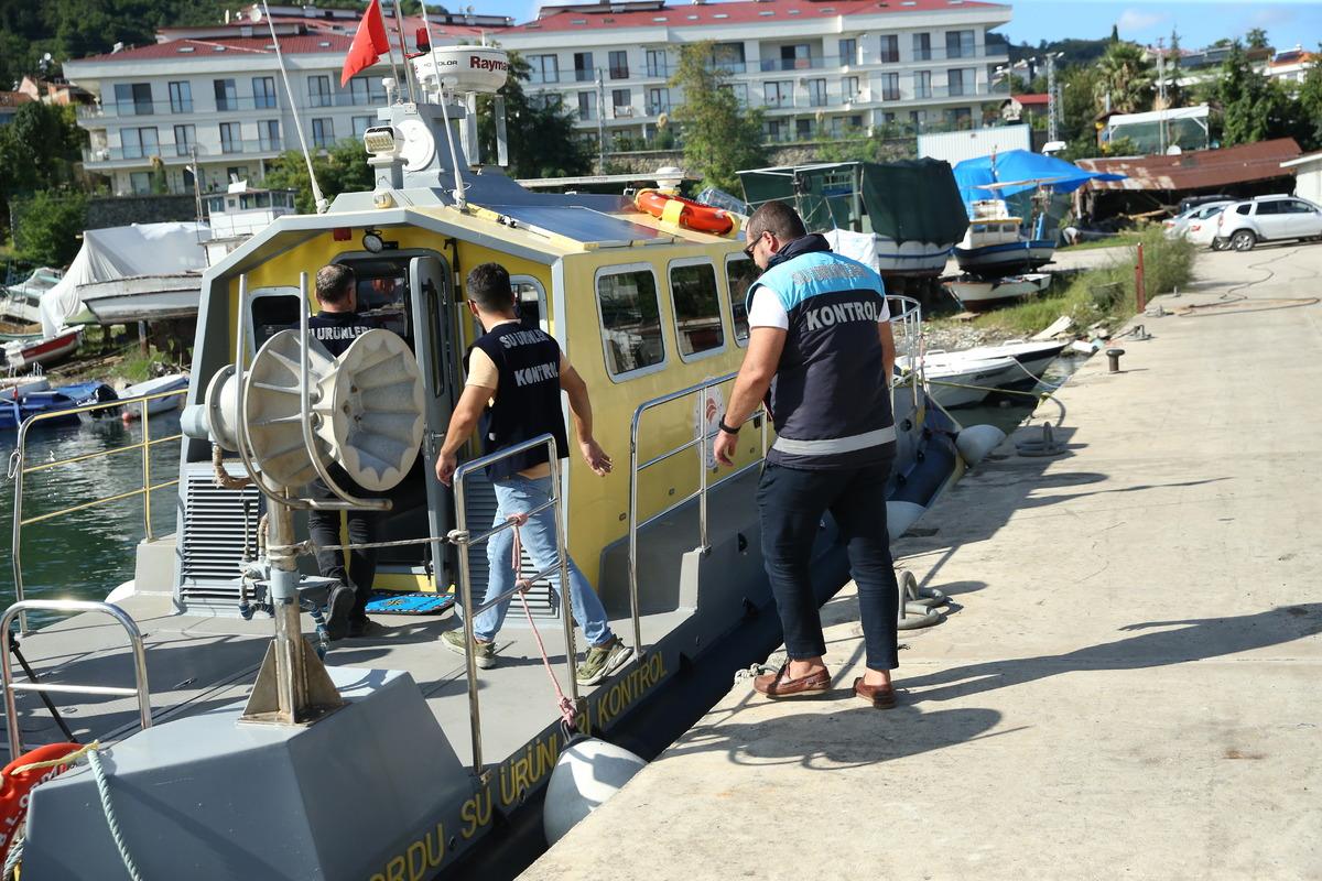 Karadeniz'de avlanan gırgır teknelerinde "balık boyu" denetimi yapıldı