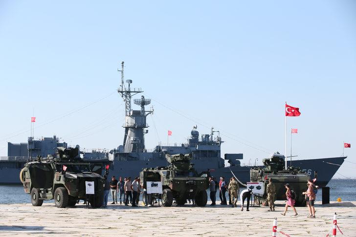 İzmir'de "Silah ve Fotoğraf" sergisi açıldı G1