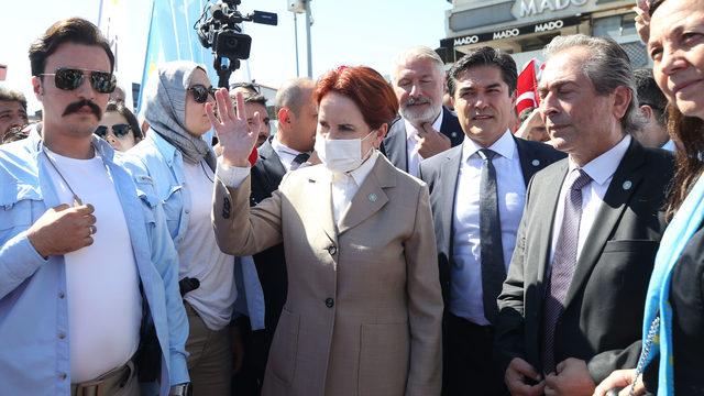 İYİ Parti Genel Başkanı Akşener İstanbul'da esnafı ziyaret etti