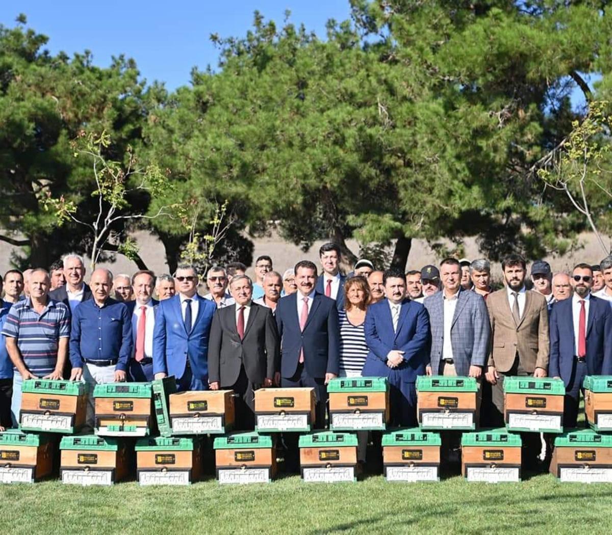 Balıkesir'de arı &uuml;reticilerine 3 bin kovan dağıtıldı
