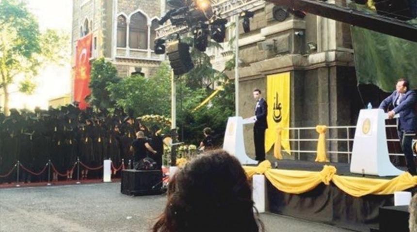 İstanbul Erkek Lisesi &ouml;ğrencileri m&uuml;d&uuml;r Hikmet Konar'a sırtını d&ouml;nd&uuml;