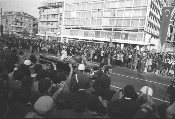 Kraliçe 2. Elizabeth'in hayatından detaylar! İngiltere tarihinin en uzun tahtta kalan hükümdarı oldu, 15 başbakan gördü G5