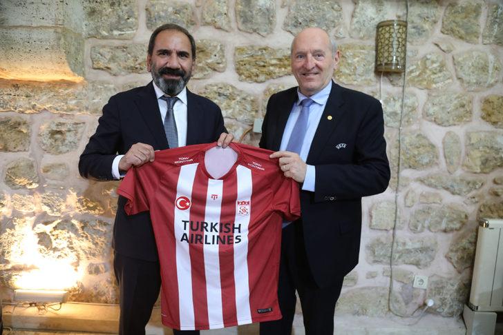 Sivassporlu yöneticiler, Slavia Prag yöneticileriyle bir araya geldi G2