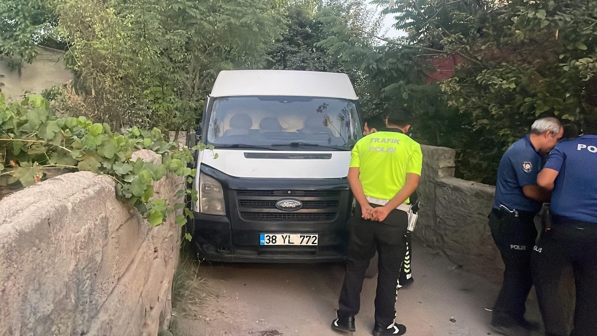 Kayseri'de polisten ka&ccedil;arken 5 araca &ccedil;arpan, 1 &ccedil;ocuğu yaralayan kişi yakalandı