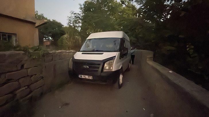 Kayseri'de polisten kaçarken 5 araca çarpan, 1 çocuğu yaralayan kişi yakalandı G2