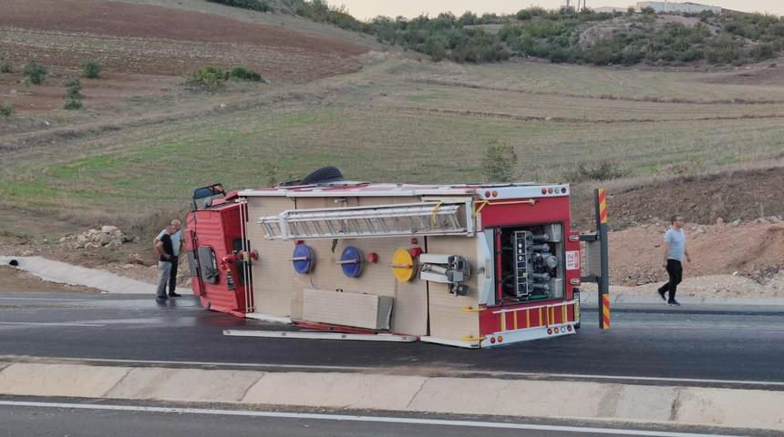 Bursa'da devrilen itfaiye aracındaki 3 personel yaralandı