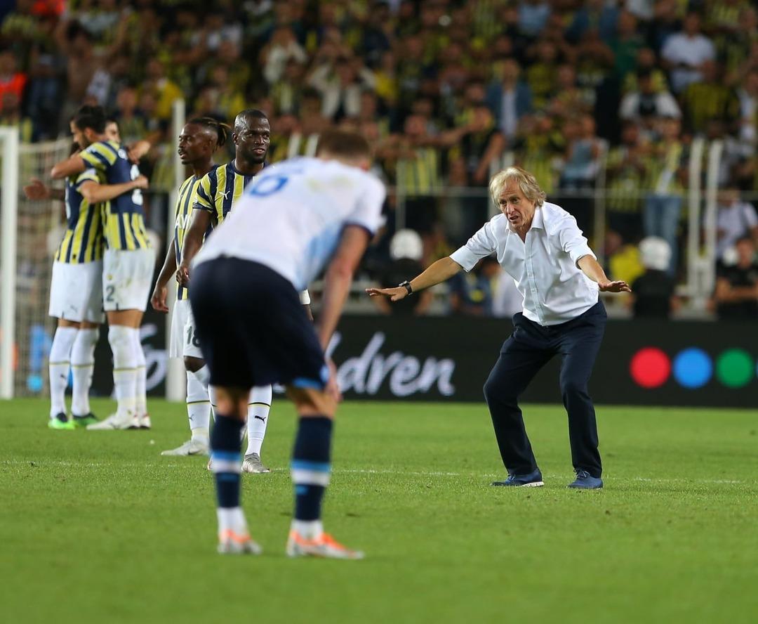 Son dakika: Fenerbah&ccedil;e - Dinamo Kiev ma&ccedil;ının ardından saha karıştı! Jorge Jesus'tan Georgiy Bushchan'a 'yatmaya devam et' hareketi...