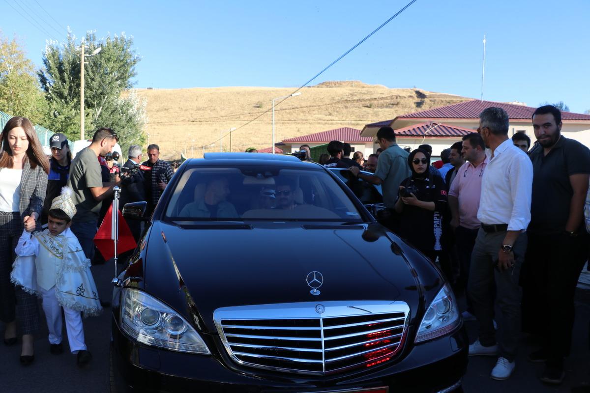 Erzurum'da devlet korumasındaki &ccedil;ocuklara valinin makam aracı ve protokol ara&ccedil;larıyla s&uuml;nnet konvoyu
