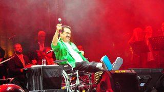 İbrahim Tatlıses Manisa'da tekerlekli sandalyeyle konser verdi: Kaza sonrası hastaneden kaçtım