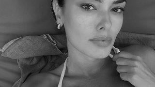 O Ses Türkiye sunucusu Saadet Özsırkıntı havuz başında mini elbiseli poz verdi!