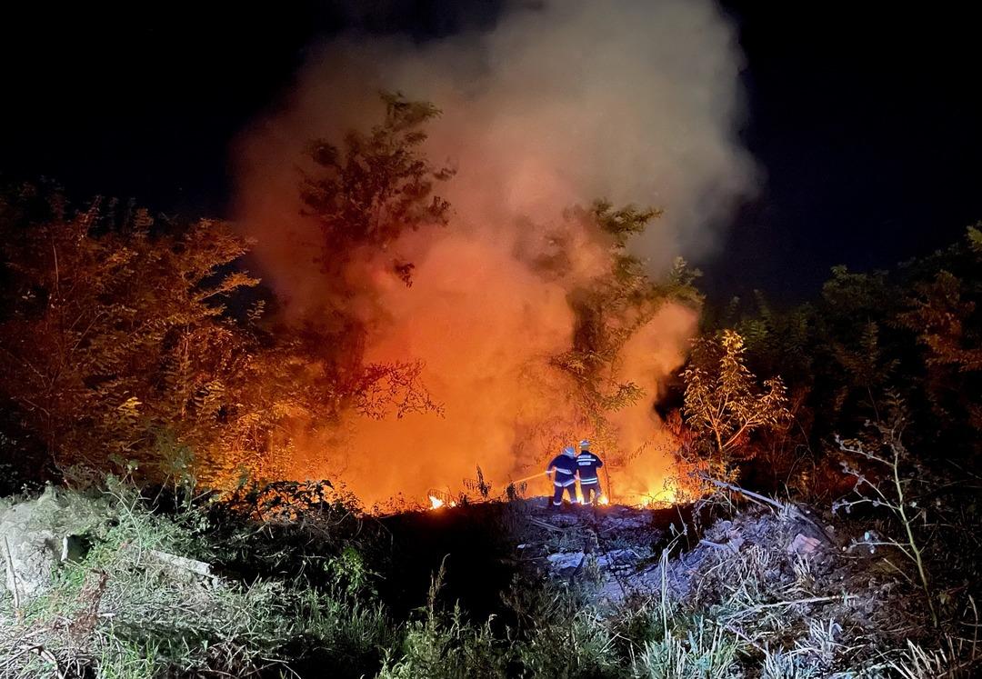 D&uuml;zce OSB &ccedil;&ouml;pl&uuml;ğ&uuml;nde &ccedil;ıkan yangın itfaiye tarafından s&ouml;nd&uuml;r&uuml;ld&uuml;