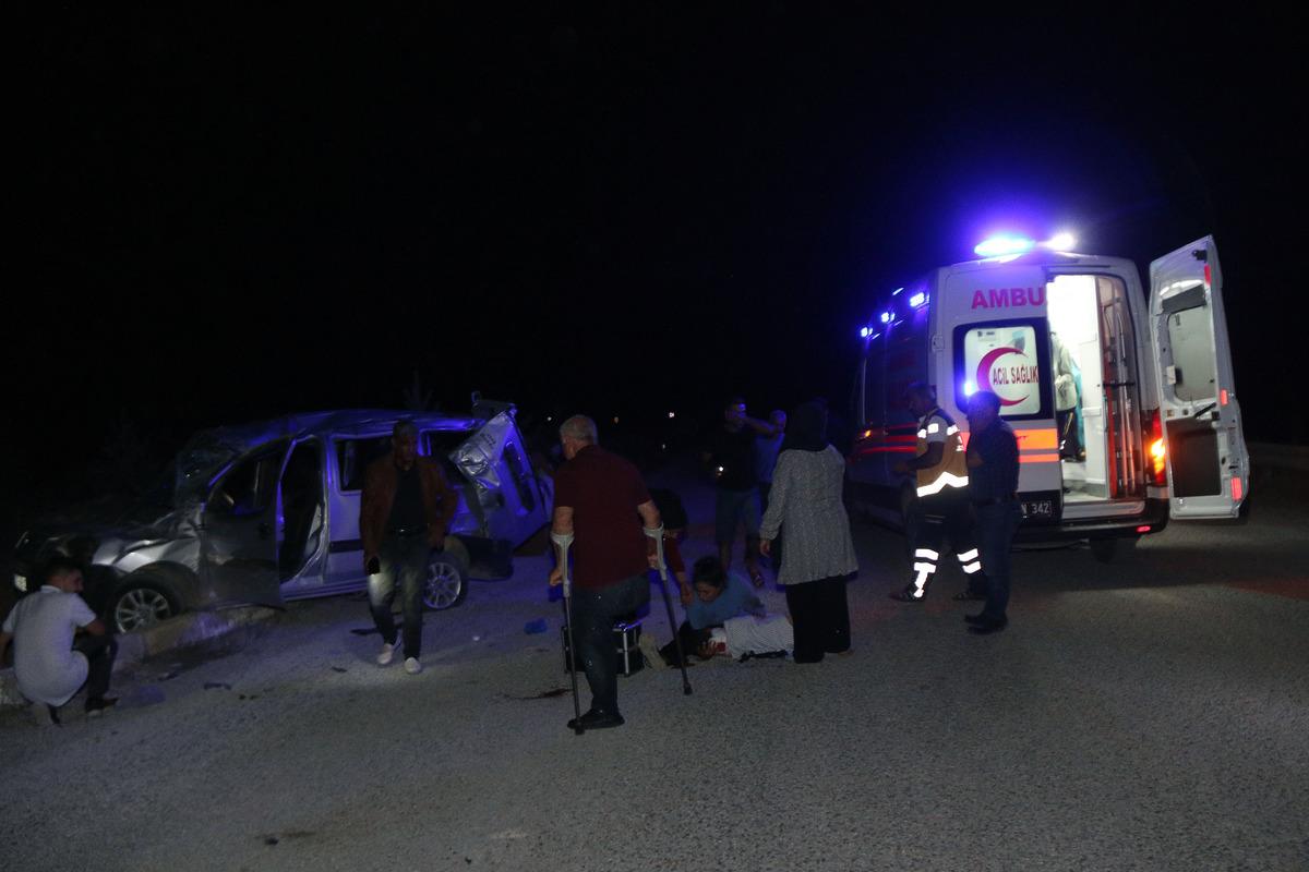 Sivas'ta d&uuml;ğ&uuml;ne gidenlerin bulunduğu  hafif ticari aracın devrildiği kazada 7 kişi yaralandı