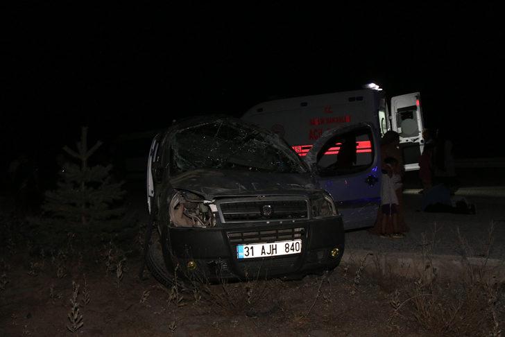 Sivas'ta düğüne gidenlerin bulunduğu  hafif ticari aracın devrildiği kazada 7 kişi yaralandı G2