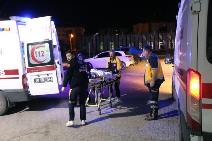 Sivas'ta düğüne gidenlerin bulunduğu  hafif ticari aracın devrildiği kazada 7 kişi yaralandı G4