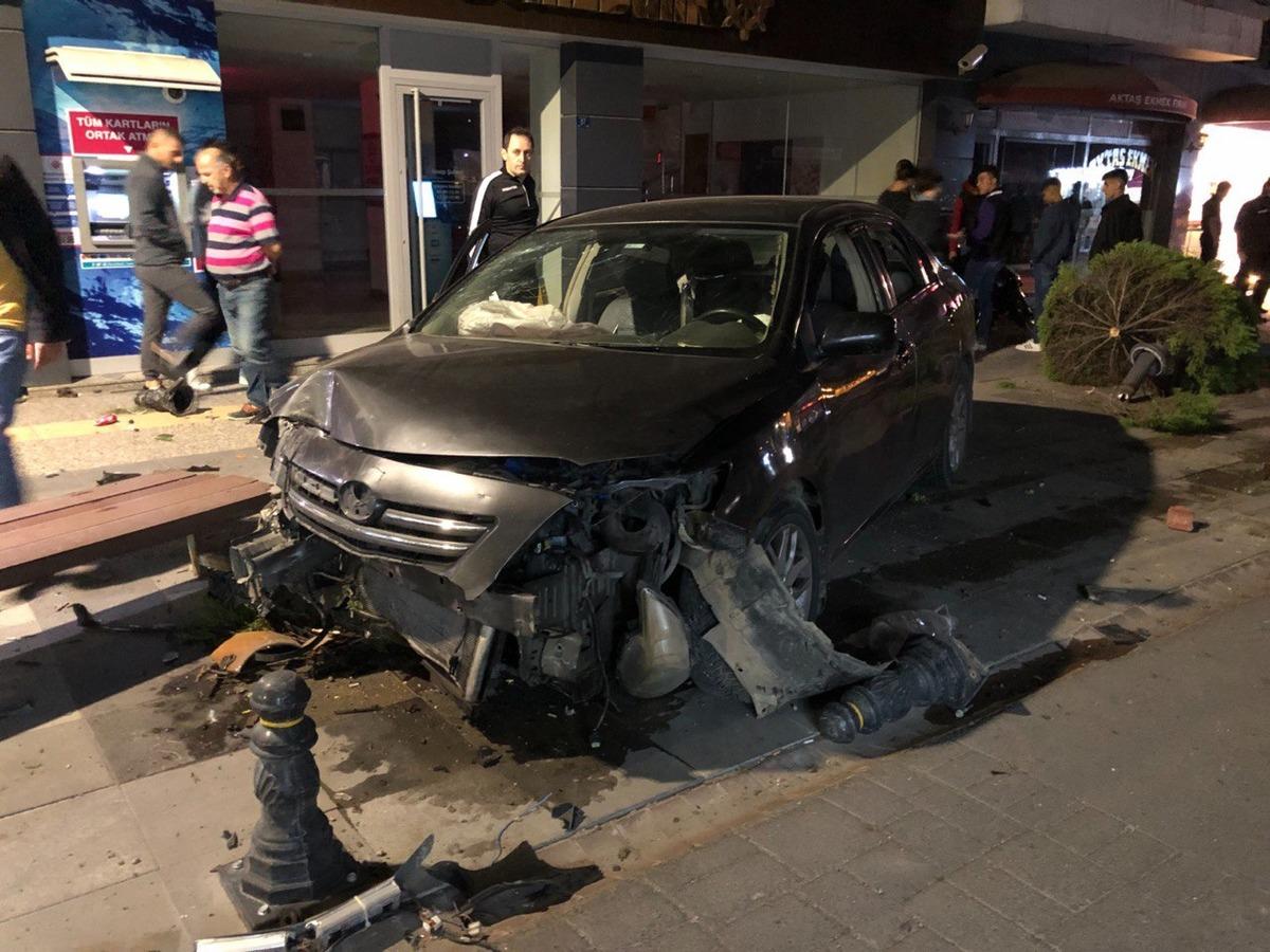 Sinop&rsquo;ta otomobilin kaldırıma devrildiği kazada 2 kişi yaralandı
