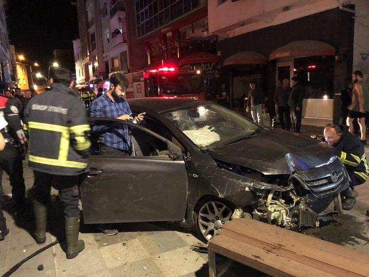 Sinop’ta otomobilin kaldırıma devrildiği kazada 2 kişi yaralandı G2