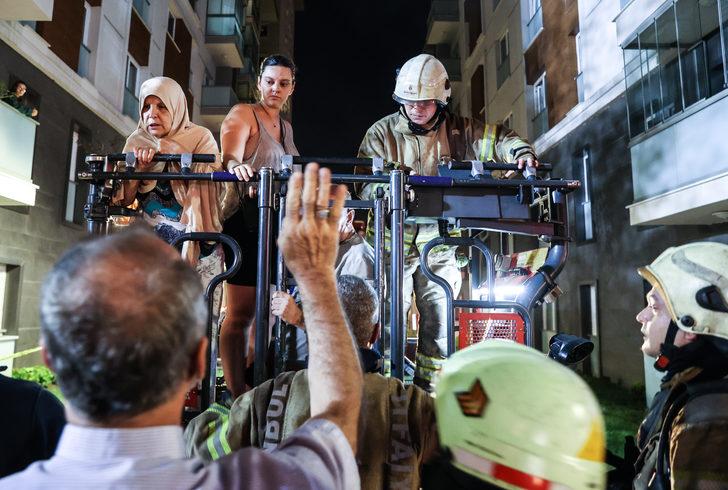 Bayrampaşa'da bir binada çıkan yangına müdahale ediliyor G1