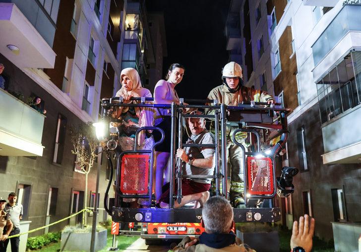 Bayrampaşa'da bir binada çıkan yangına müdahale ediliyor G2