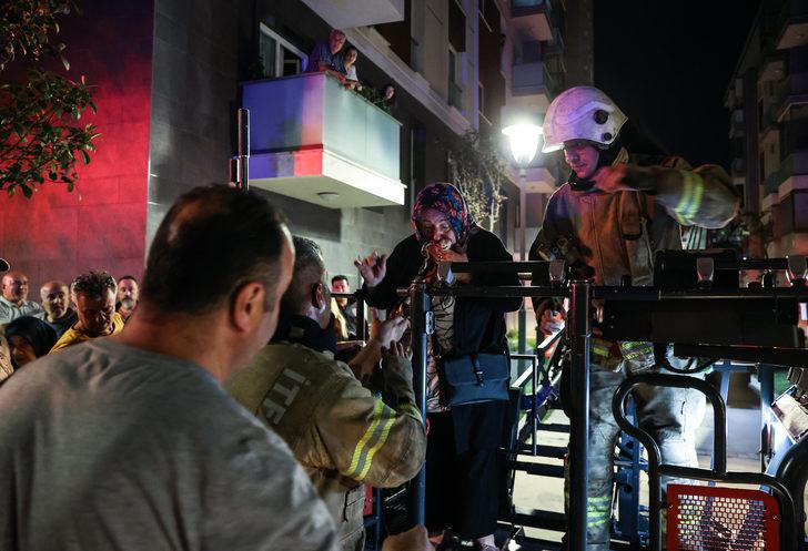 Bayrampaşa'da bir binada çıkan yangına müdahale ediliyor G3