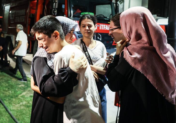 Bayrampaşa'da bir binada çıkan yangına müdahale ediliyor G4