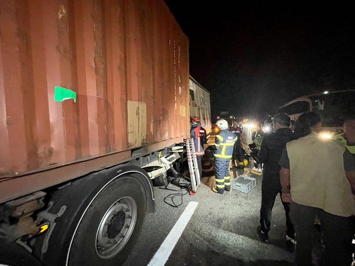 Anadolu Otoyolu'nda tır ile çarpışan kamyonun sürücüsü hayatını kaybetti G2