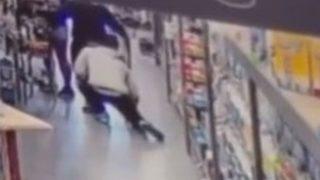 Akılalmaz görüntüler! Marketin ortasında eğilerek anne ve kızının iç çamaşırını kokladı