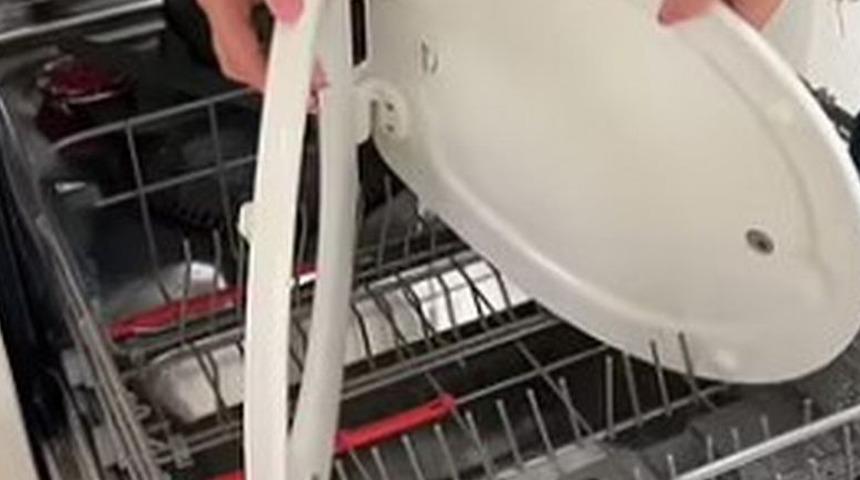 Klozet kapağıyla yaptığı tiksindirdi! Sosyal medyada tartışmanın fitili ateşlendi