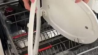 Klozet kapağıyla yaptığı tiksindirdi! Sosyal medyada tartışmanın fitili ateşlendi