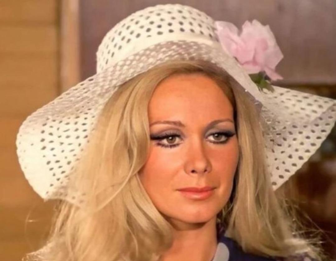 79'luk Filiz Akın&rsquo;dan yeni paylaşım! Şezlong pozu hayran bıraktı 